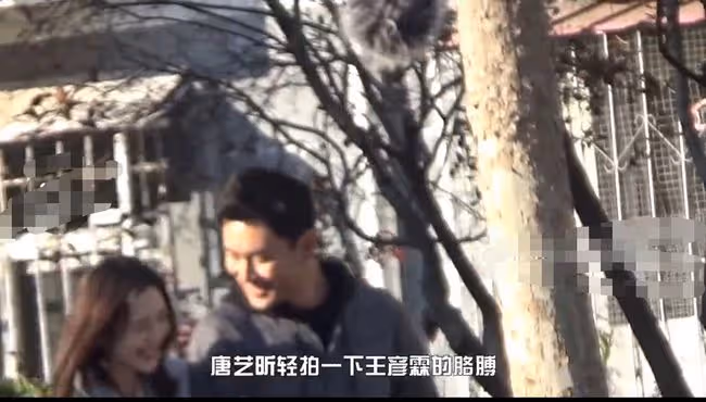 唐藝昕復出後進組拍戲,冷風中瑟瑟發抖很敬業,和王彥霖有說有笑氣氛超好