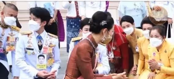 功高蓋主！20歲新寵提拉蓬站海報C位，泰王度假她成為唯一女主角