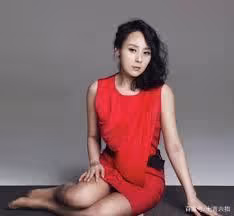她是《人魚小姐》里雅麗瑩的好朋友，留下天才兒子，走的太早了