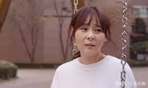 她是《人魚小姐》里雅麗瑩的好朋友，留下天才兒子，走的太早了