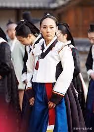 她是《人魚小姐》里雅麗瑩的好朋友，留下天才兒子，走的太早了