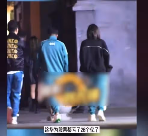 王中磊帶女藝人聚會,穿情侶裝很親密,飯局結束親自送女方回家
