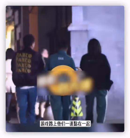 王中磊帶女藝人聚會,穿情侶裝很親密,飯局結束親自送女方回家