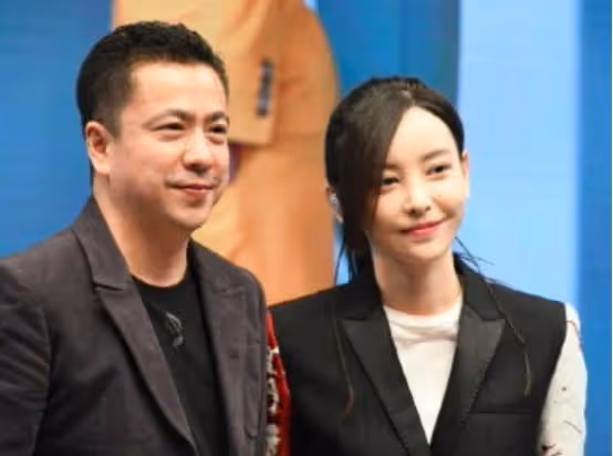 王中磊帶女藝人聚會，穿情侶裝很親密，飯局結束親自送女方回家