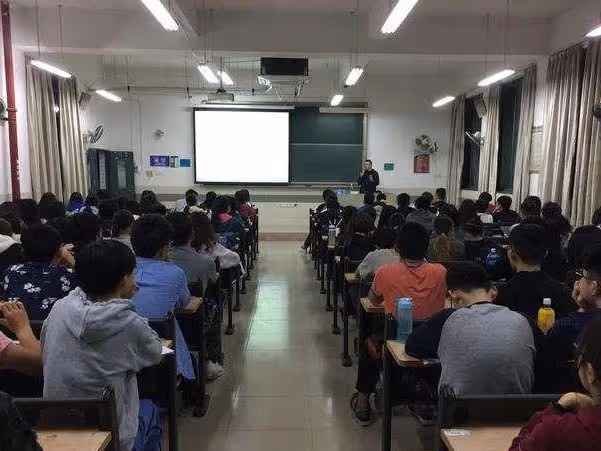 男友生日我悄悄去他鄉下老家，看到男友整理垃圾，我決定非他不嫁