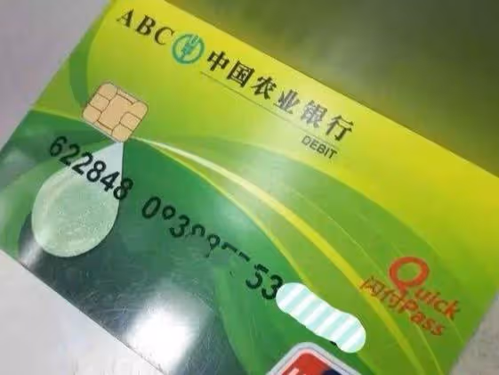 再婚當天前妻把女兒託付給我，現任妻子給了前妻30萬，前妻拒收了