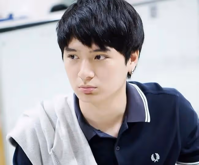 26歲男星出車禍！所乘豪車被掀翻，180度躺路中間，路人將其救出