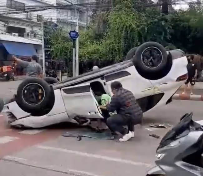 26歲男星出車禍！所乘豪車被掀翻，180度躺路中間，路人將其救出