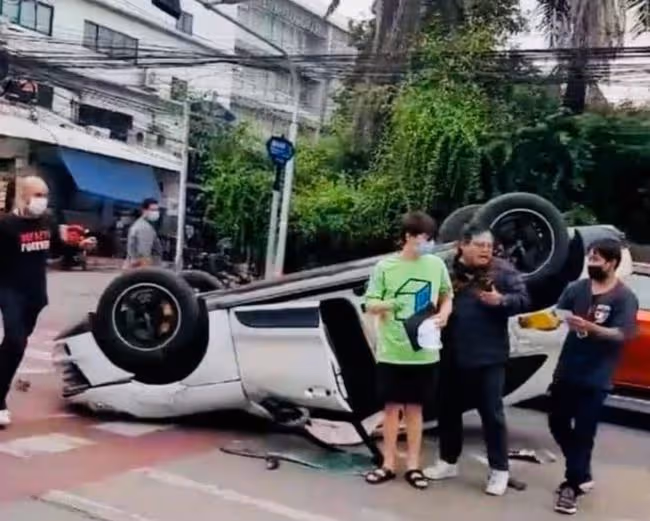 26歲男星出車禍！所乘豪車被掀翻，180度躺路中間，路人將其救出