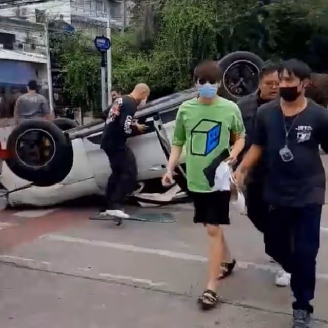 26歲男星出車禍！所乘豪車被掀翻，180度躺路中間，路人將其救出