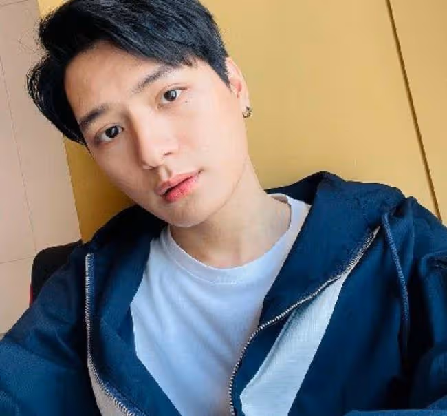 26歲男星出車禍！所乘豪車被掀翻，180度躺路中間，路人將其救出