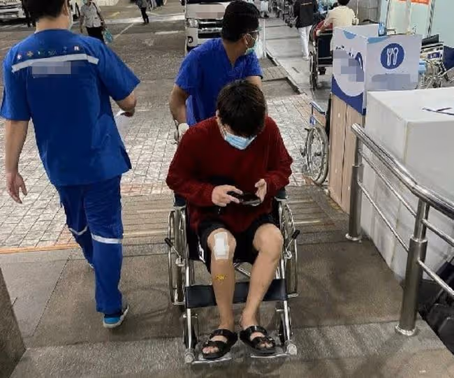 26歲男星出車禍！所乘豪車被掀翻，180度躺路中間，路人將其救出