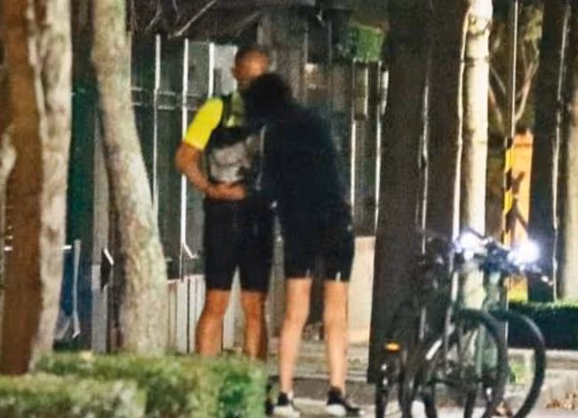 恭喜！51歲名媛戀上七旬富豪，騎自行車約會接地氣，曾結過2次婚