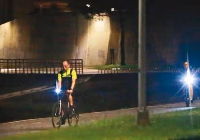 恭喜！51歲名媛戀上七旬富豪，騎自行車約會接地氣，曾結過2次婚