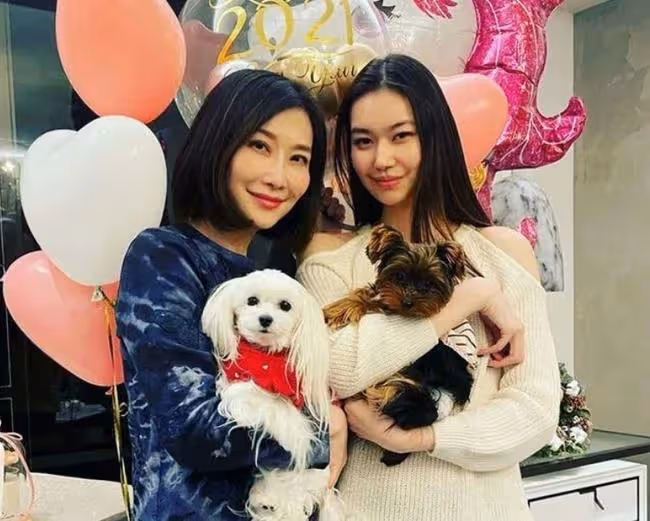 恭喜！51歲名媛戀上七旬富豪，騎自行車約會接地氣，曾結過2次婚