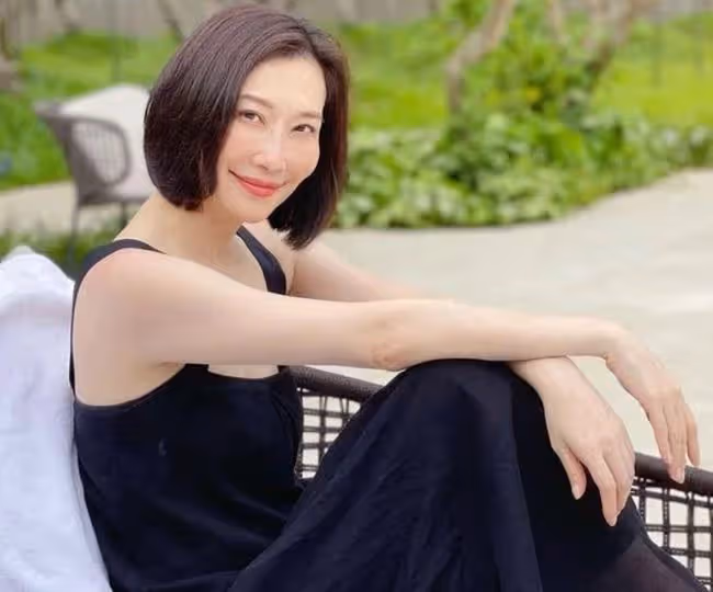 恭喜！51歲名媛戀上七旬富豪，騎自行車約會接地氣，曾結過2次婚
