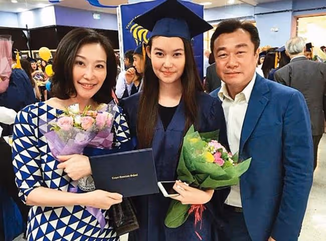 恭喜！51歲名媛戀上七旬富豪，騎自行車約會接地氣，曾結過2次婚