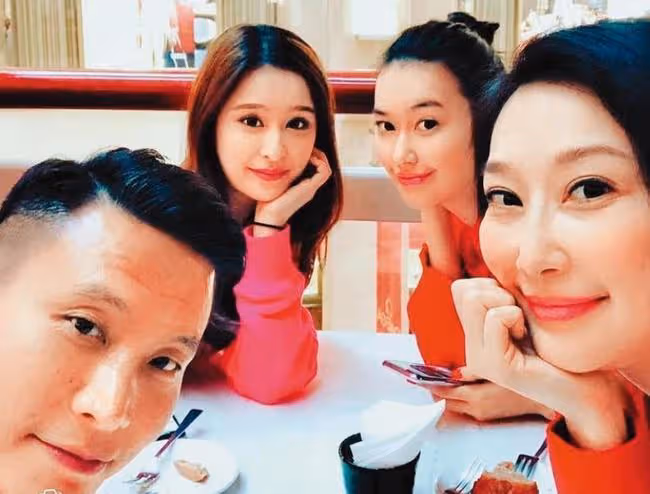 恭喜！51歲名媛戀上七旬富豪，騎自行車約會接地氣，曾結過2次婚