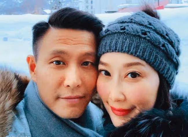 恭喜！51歲名媛戀上七旬富豪，騎自行車約會接地氣，曾結過2次婚