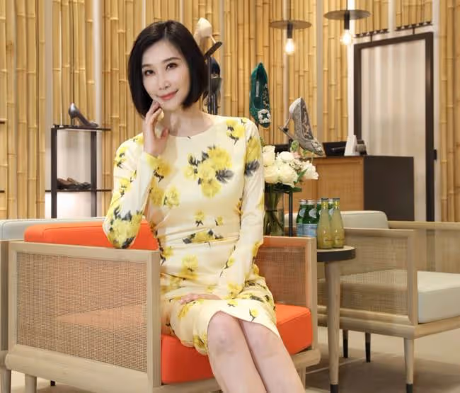 恭喜！51歲名媛戀上七旬富豪，騎自行車約會接地氣，曾結過2次婚