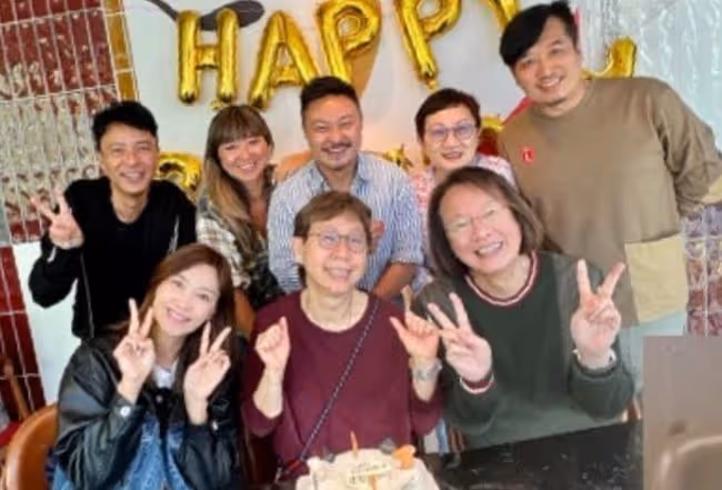 李克勤妻子迎48歲生日，一個月參加12場聚會慶祝，強大朋友圈曝光