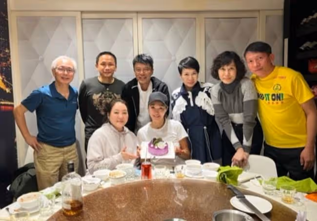李克勤妻子迎48歲生日，一個月參加12場聚會慶祝，強大朋友圈曝光