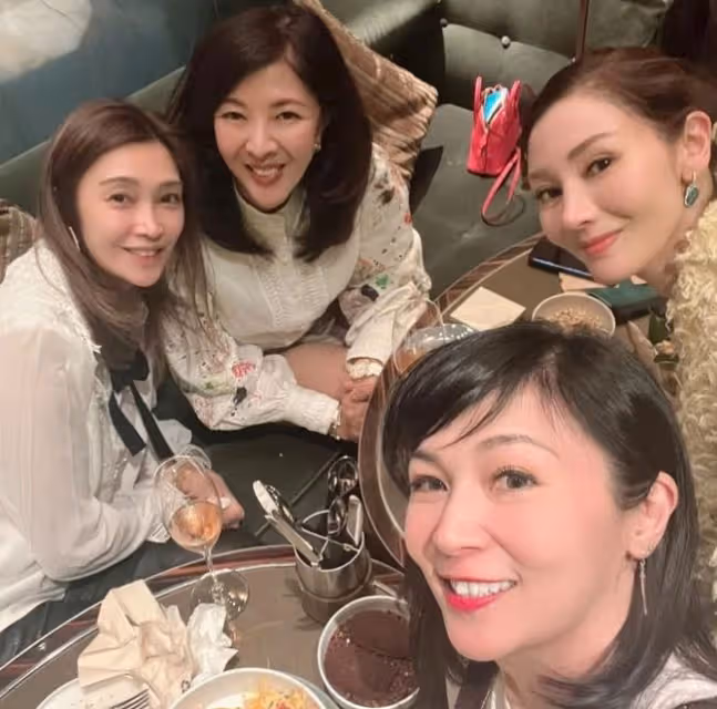 李克勤妻子迎48歲生日，一個月參加12場聚會慶祝，強大朋友圈曝光