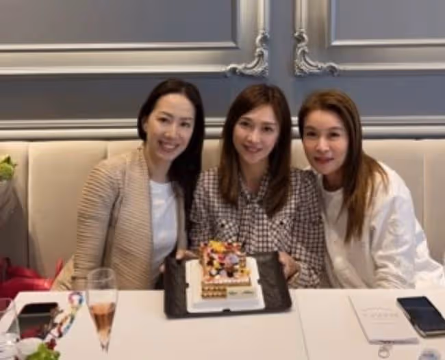 李克勤妻子迎48歲生日，一個月參加12場聚會慶祝，強大朋友圈曝光