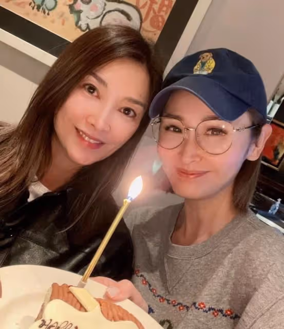李克勤妻子迎48歲生日，一個月參加12場聚會慶祝，強大朋友圈曝光