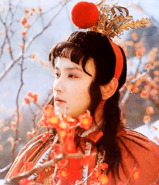 歐陽奮強:23歲演賈寶玉爆紅,巔峰期轉行導演,女兒是他掌上明珠