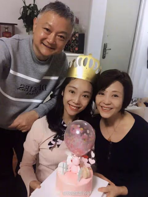 歐陽奮強:23歲演賈寶玉爆紅,巔峰期轉行導演,女兒是他掌上明珠