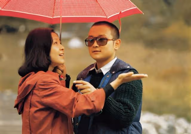歐陽奮強:23歲演賈寶玉爆紅,巔峰期轉行導演,女兒是他掌上明珠