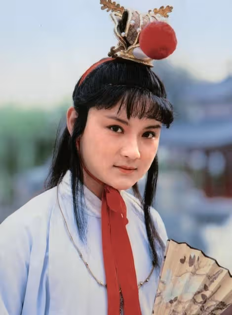 歐陽奮強:23歲演賈寶玉爆紅,巔峰期轉行導演,女兒是他掌上明珠