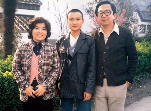 歐陽奮強:23歲演賈寶玉爆紅,巔峰期轉行導演,女兒是他掌上明珠