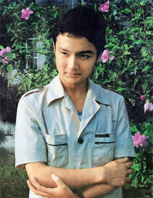 歐陽奮強:23歲演賈寶玉爆紅,巔峰期轉行導演,女兒是他掌上明珠