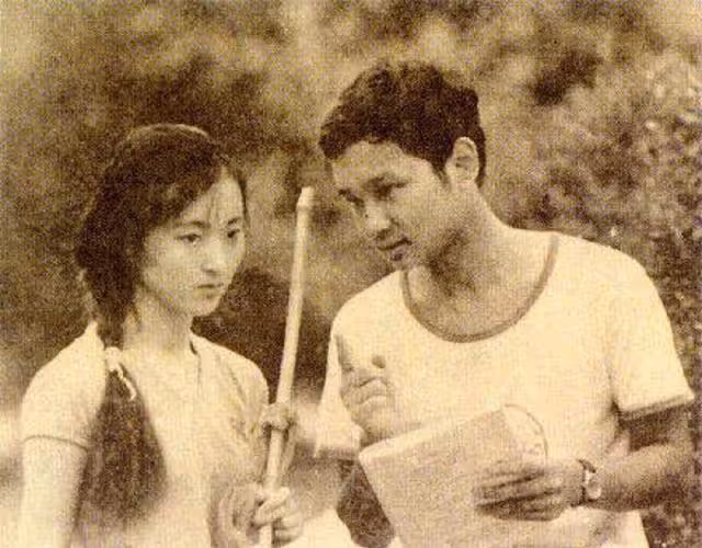 歐陽奮強:23歲演賈寶玉爆紅,巔峰期轉行導演,女兒是他掌上明珠