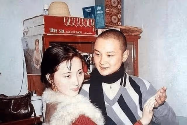 歐陽奮強:23歲演賈寶玉爆紅,巔峰期轉行導演,女兒是他掌上明珠