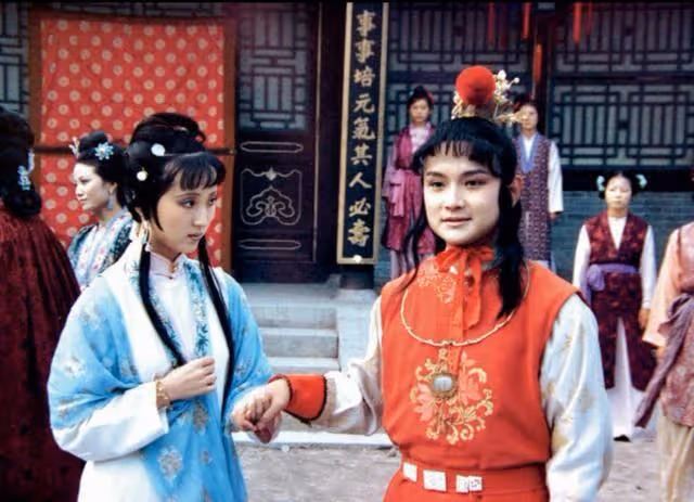 歐陽奮強:23歲演賈寶玉爆紅,巔峰期轉行導演,女兒是他掌上明珠
