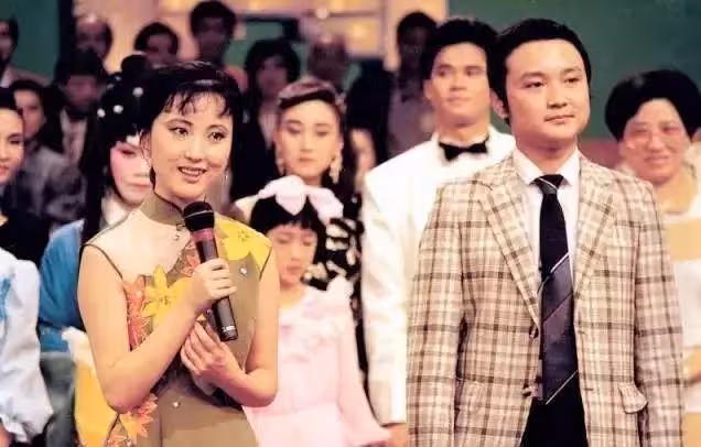 歐陽奮強:23歲演賈寶玉爆紅,巔峰期轉行導演,女兒是他掌上明珠