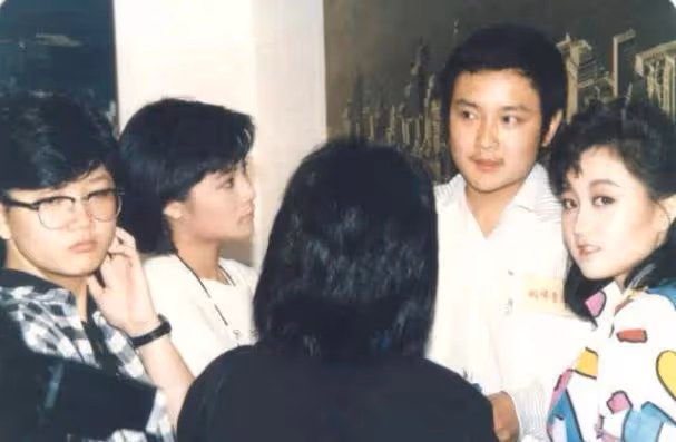 歐陽奮強:23歲演賈寶玉爆紅,巔峰期轉行導演,女兒是他掌上明珠