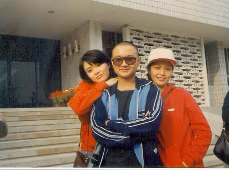 歐陽奮強:23歲演賈寶玉爆紅,巔峰期轉行導演,女兒是他掌上明珠