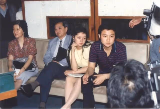 歐陽奮強:23歲演賈寶玉爆紅,巔峰期轉行導演,女兒是他掌上明珠
