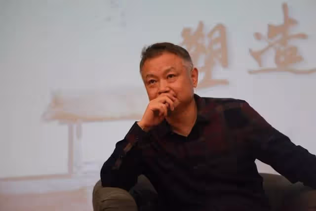 歐陽奮強:23歲演賈寶玉爆紅,巔峰期轉行導演,女兒是他掌上明珠