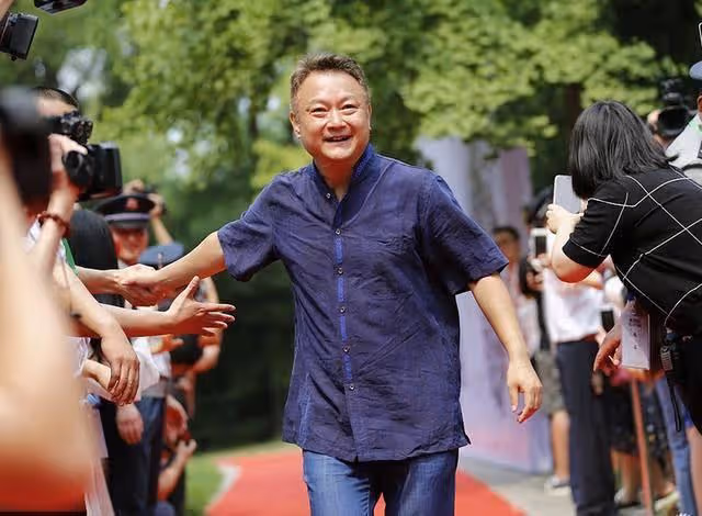 歐陽奮強:23歲演賈寶玉爆紅,巔峰期轉行導演,女兒是他掌上明珠