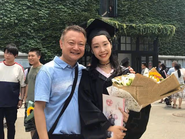歐陽奮強:23歲演賈寶玉爆紅,巔峰期轉行導演,女兒是他掌上明珠