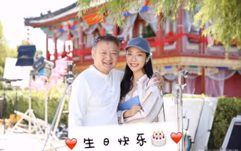 歐陽奮強:23歲演賈寶玉爆紅,巔峰期轉行導演,女兒是他掌上明珠