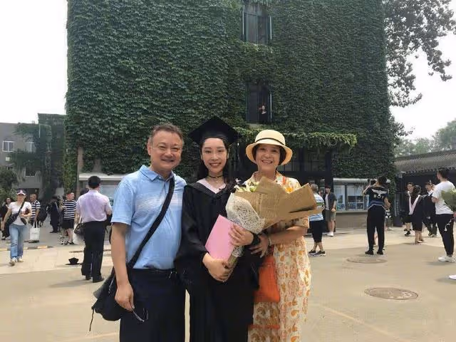 歐陽奮強:23歲演賈寶玉爆紅,巔峰期轉行導演,女兒是他掌上明珠