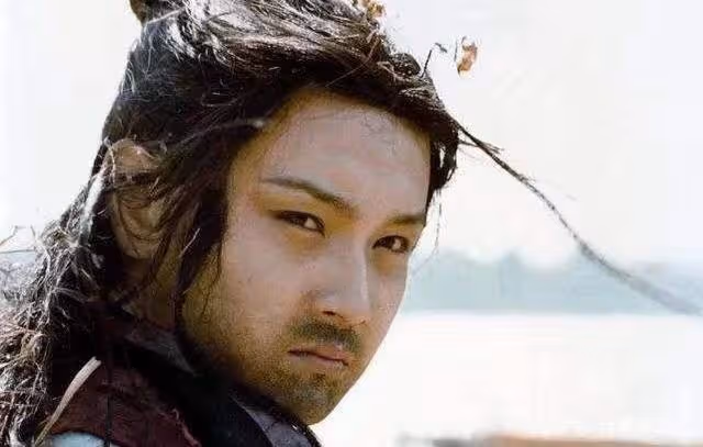 歐陽奮強:23歲演賈寶玉爆紅,巔峰期轉行導演,女兒是他掌上明珠