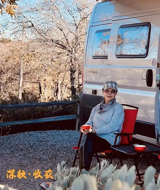 姜黎黎罕曬夫妻合影秀恩愛，66歲凍齡有術，小3歲老公已鬚髮皆白