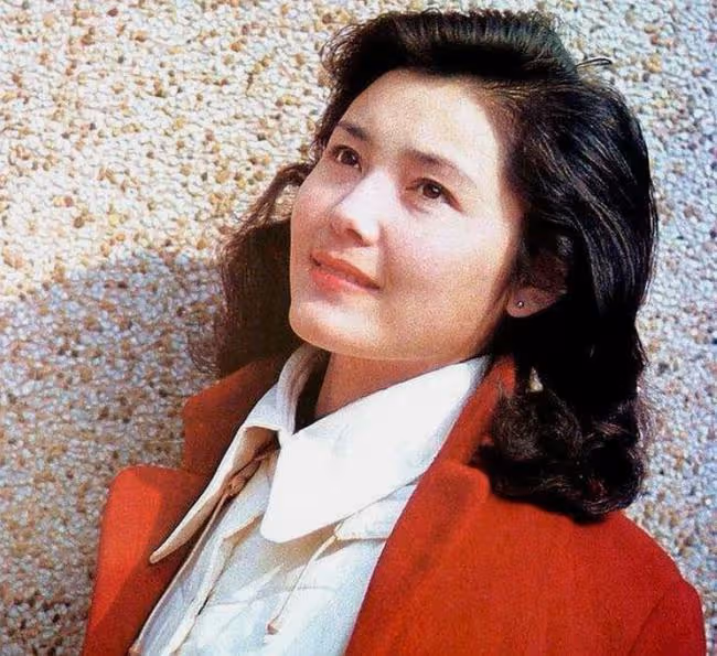 姜黎黎罕曬夫妻合影秀恩愛，66歲凍齡有術，小3歲老公已鬚髮皆白